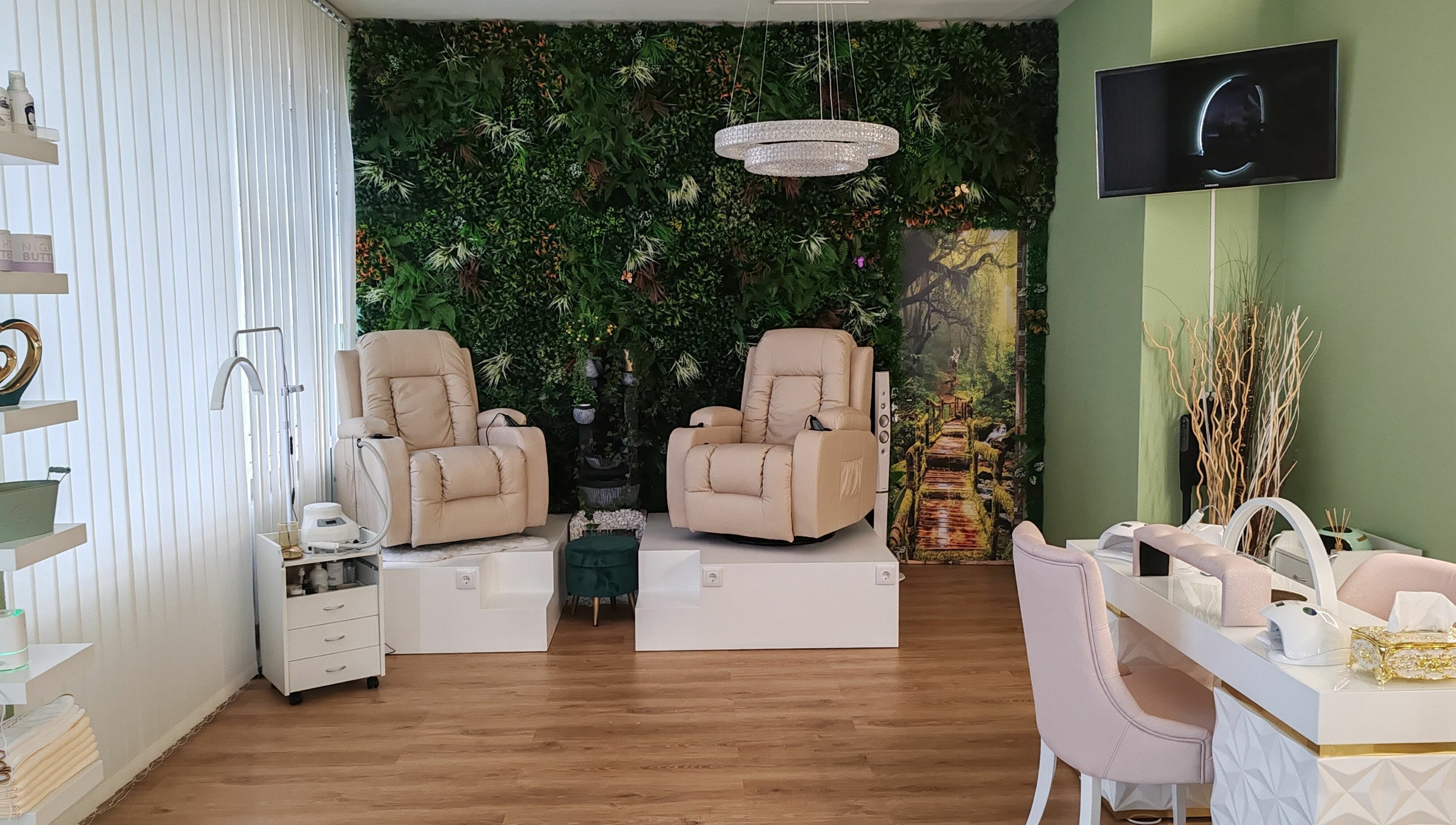 Zona relax con poltrone beige ad Ala Nails Studio, Lugano, Ticino, CH.