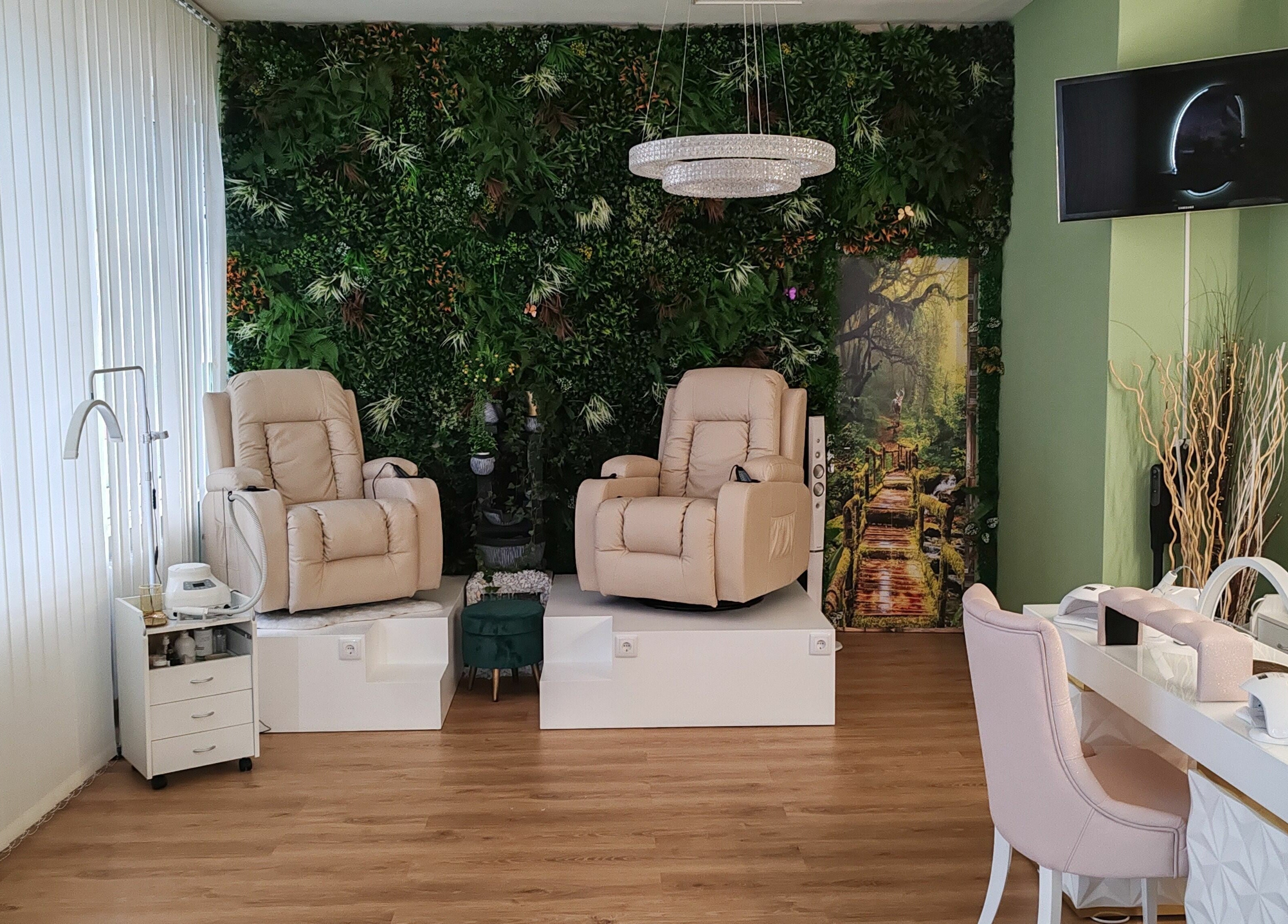 Zona relax con poltrone beige ad Ala Nails Studio, Lugano, Ticino, CH.