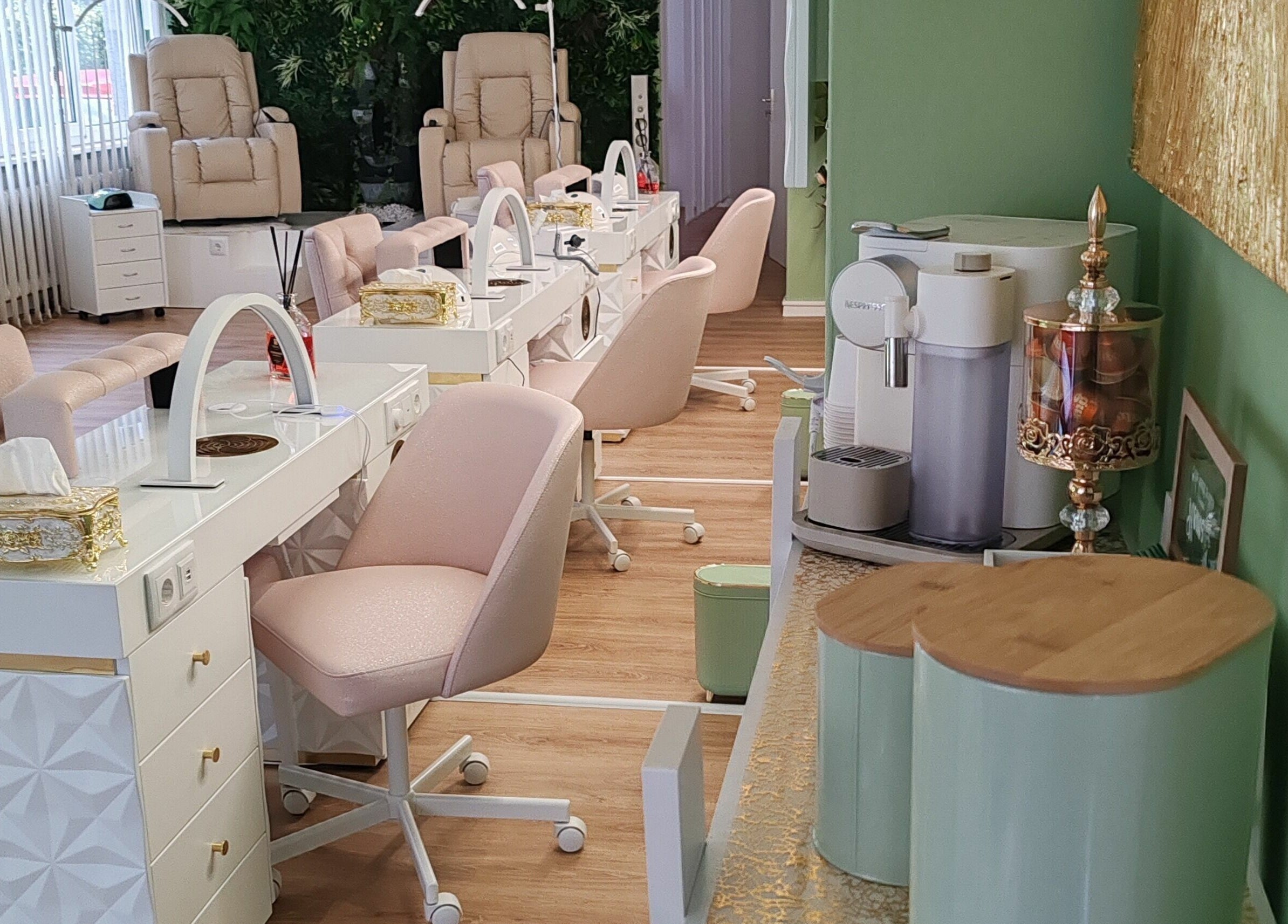 Interno elegante di Ala Nails Studio, Lugano, Ticino, CH con postazioni manicure raffinate.