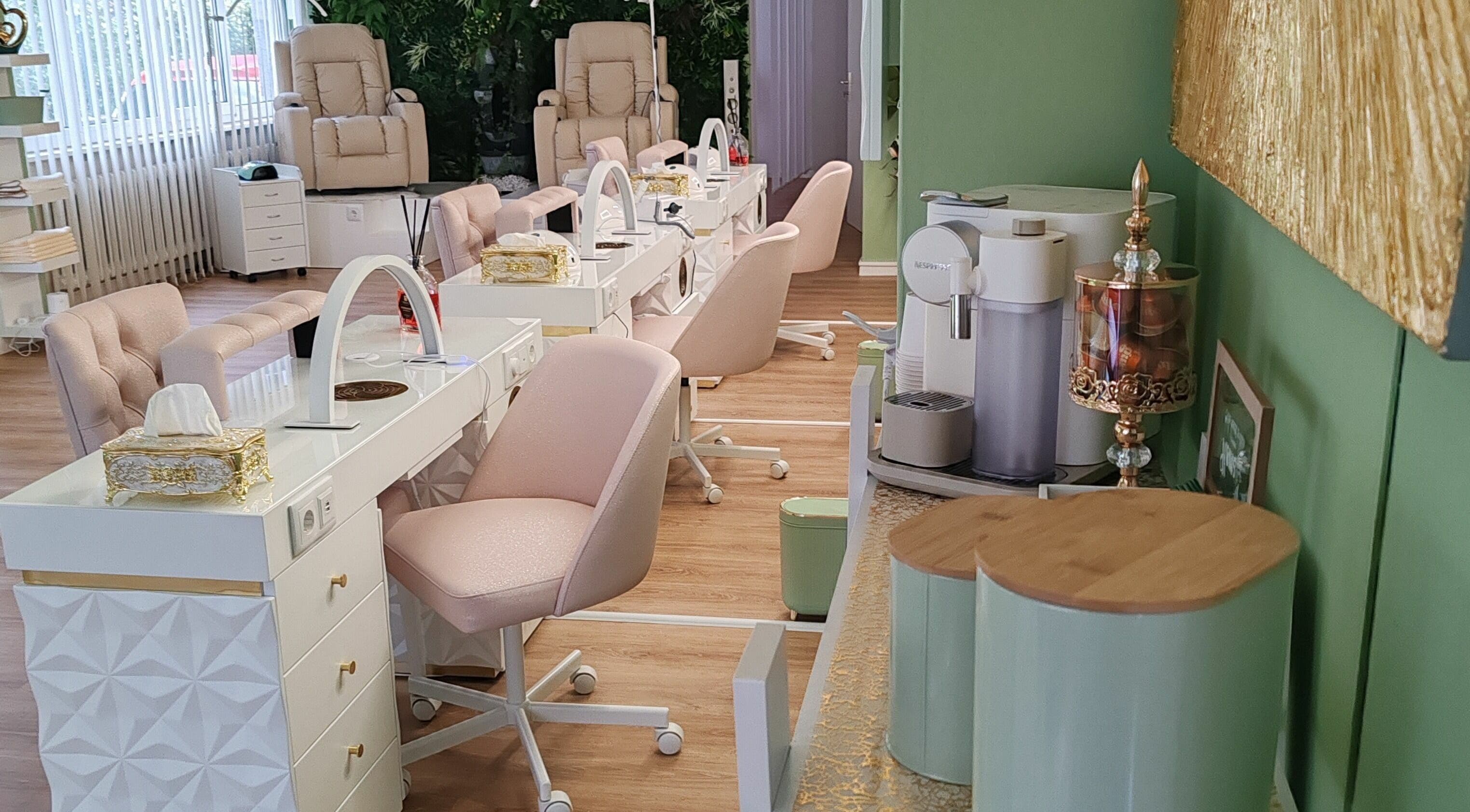 Interno elegante di Ala Nails Studio, Lugano, Ticino, CH con postazioni manicure raffinate.