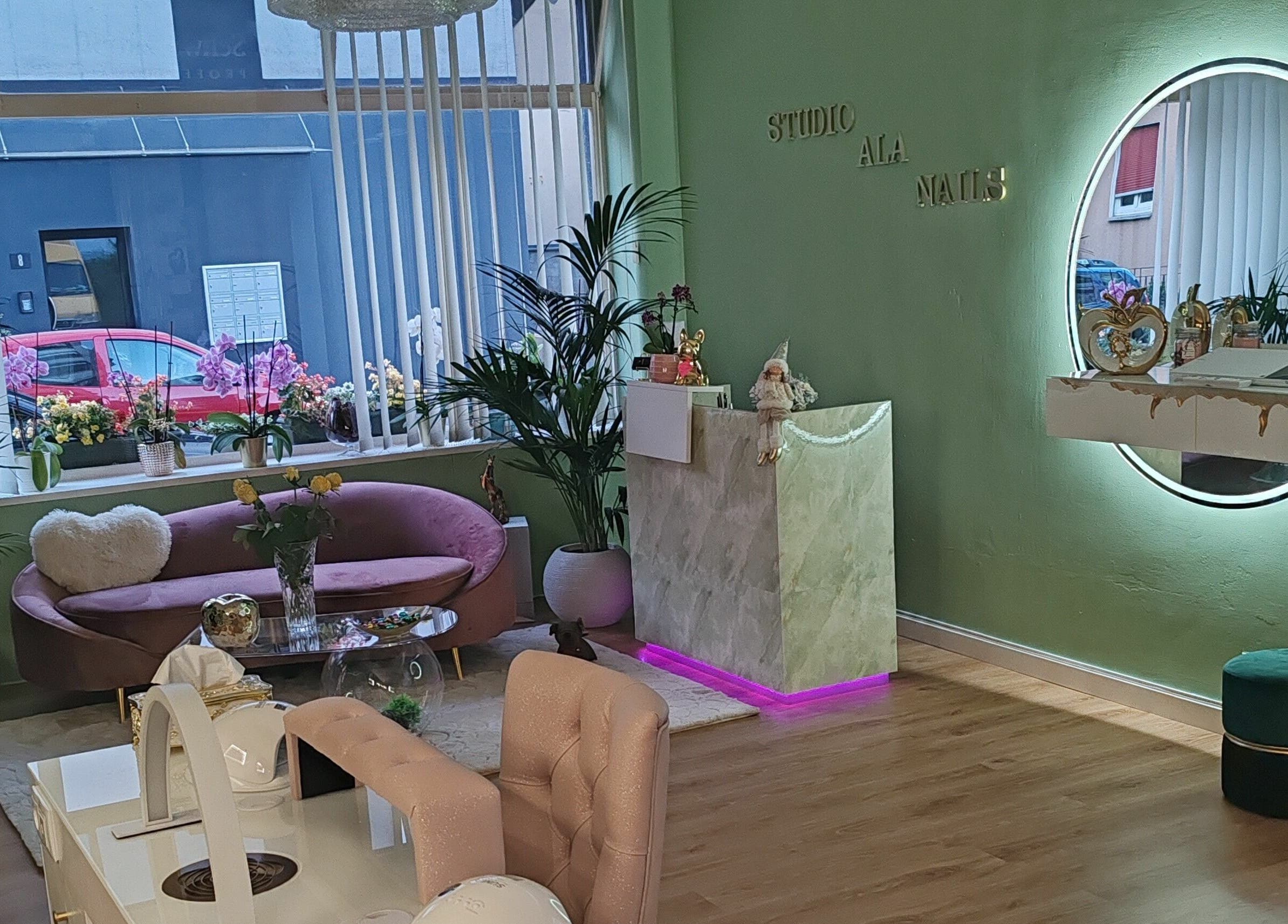 Interno elegante con divano e specchio ad Ala Nails Studio, Lugano, Ticino, CH, perfetto per relax e bellezza.