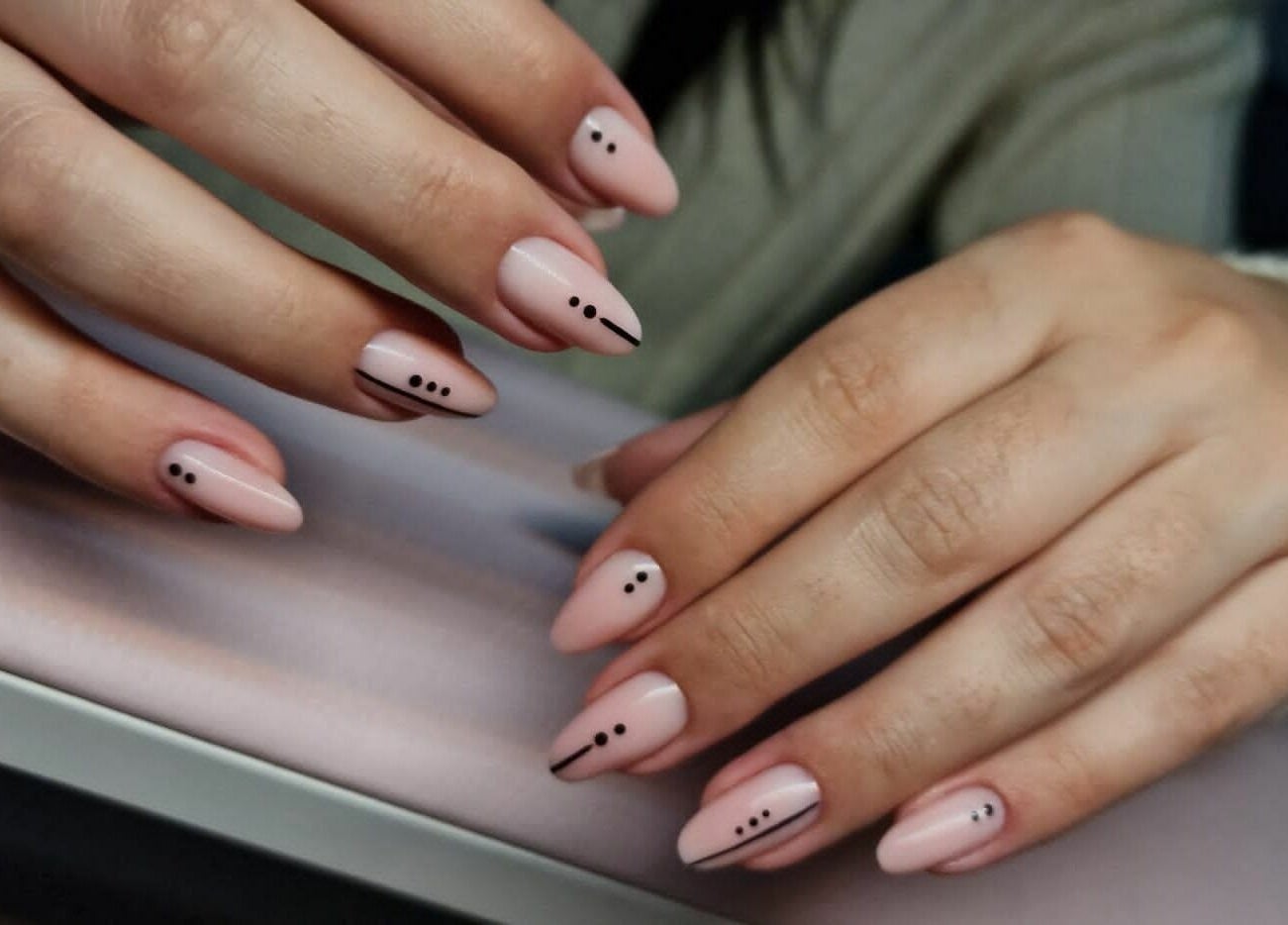 Manicure chic con design minimalista presso Ala Nails Studio, Lugano, Ticino, CH.