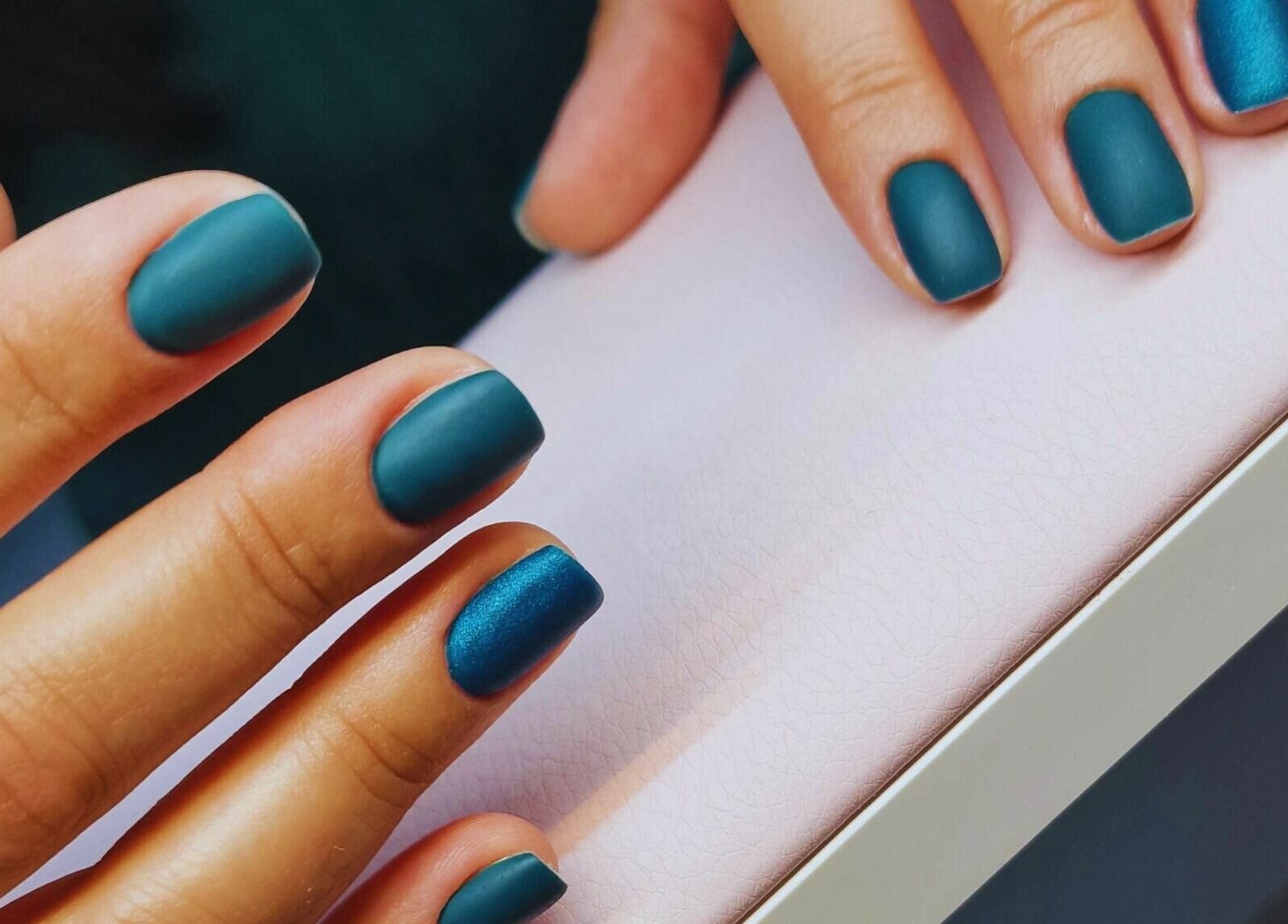 Manicure blu elegante presso Ala Nails Studio, Lugano, Ticino, CH, che mostra unghie curate e moderne.