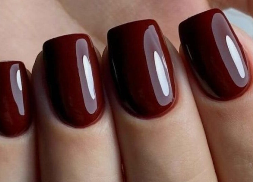 Smalto rosso brillante su unghie curate presso Ala Nails Studio, Lugano, Ticino, CH.