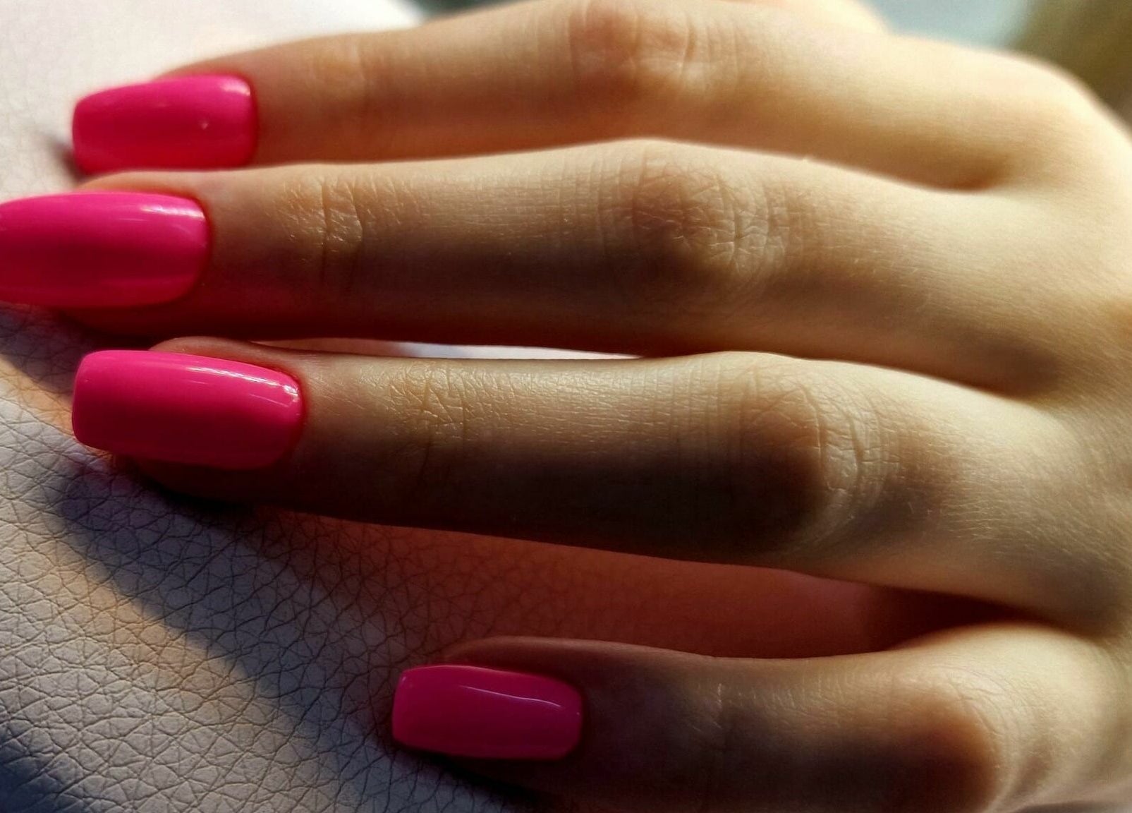 Manicure rosa brillante presso Ala Nails Studio, Lugano, Ticino, CH.