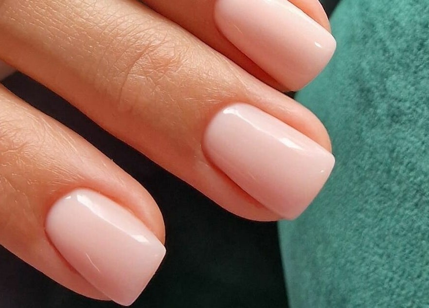 Manicure elegante con sfumature rosa a Ala Nails Studio, Lugano, Ticino, CH.