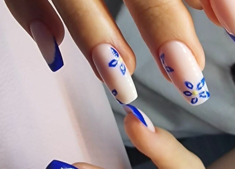 Nail art con dettagli blu a Ala Nails Studio, Lugano, Ticino, CH.