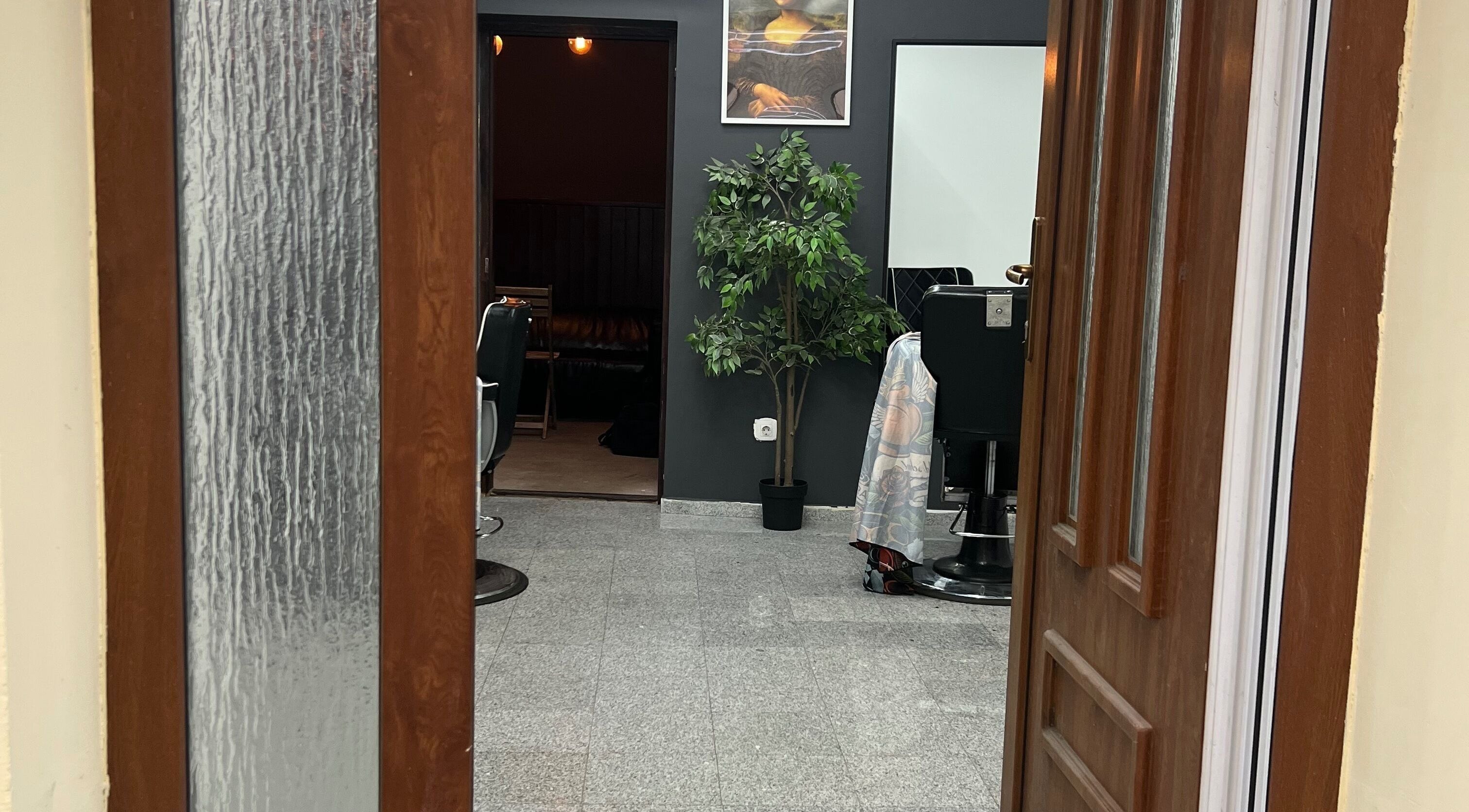 Raqpart Cut'z Barbershop belső tere, elegáns székekkel Budapest, Magyar, HU címen.