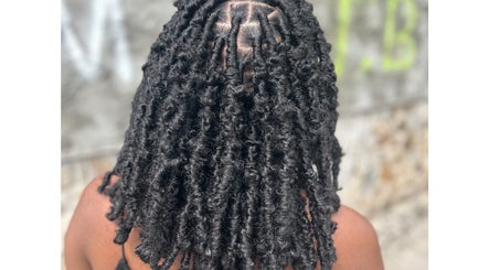 Hair By Deni$ha, bilde 2
