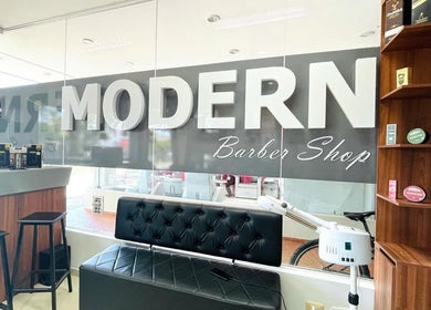 Interior del Modern Barber Shop en Yopal, Casanare, CO, mostrando una sala elegante con decoración contemporánea.