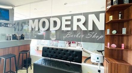 Interior del Modern Barber Shop en Yopal, Casanare, CO, mostrando una sala elegante con decoración contemporánea.