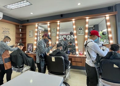 Interior de Modern Barber Shop en Yopal, Casanare, CO, con barberos trabajando.