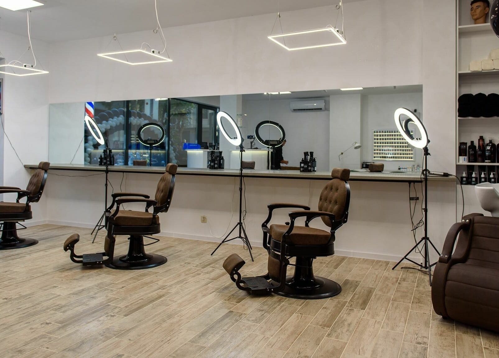 Модерен салон на Hansel and Gretel Nails & Barber - Debar 19 във Варна, Varna, BG с удобни кожени столове.