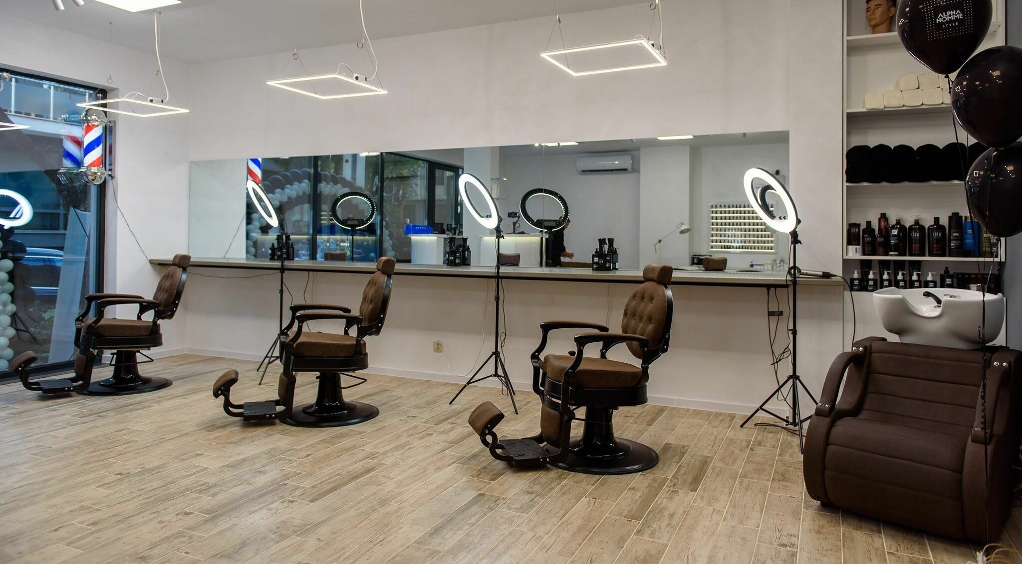 Модерен салон на Hansel and Gretel Nails & Barber - Debar 19 във Варна, Varna, BG с удобни кожени столове.