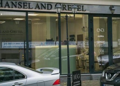 Вход на Hansel and Gretel Nails & Barber - Debar 19 във Варна, Варна, BG.