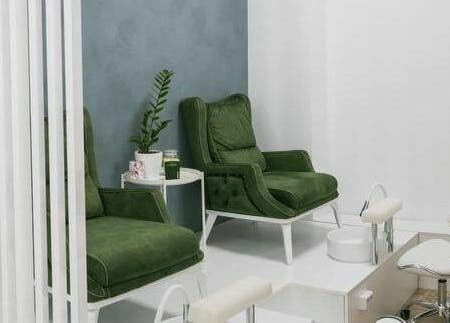 Спокойна зона за педикюр в Hansel and Gretel Nails & Barber - Debar 19, Варна, Варна, BG с удобни зелени кресла.