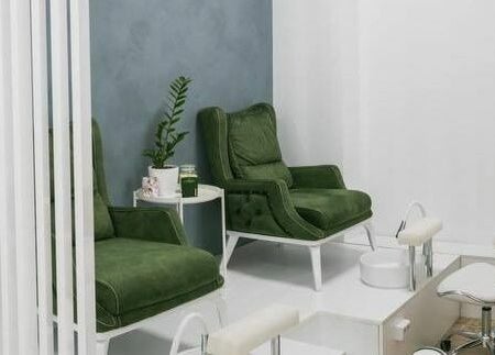 Спокойна зона за педикюр в Hansel and Gretel Nails & Barber - Debar 19, Варна, Варна, BG с удобни зелени кресла.