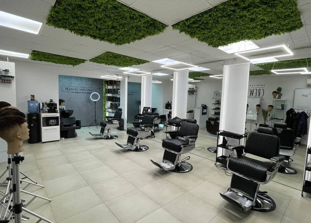 Модерен интериор на Hansel and Gretel Nails & Barber - Vladislav, Varna, Varna, BG с удобни столове.