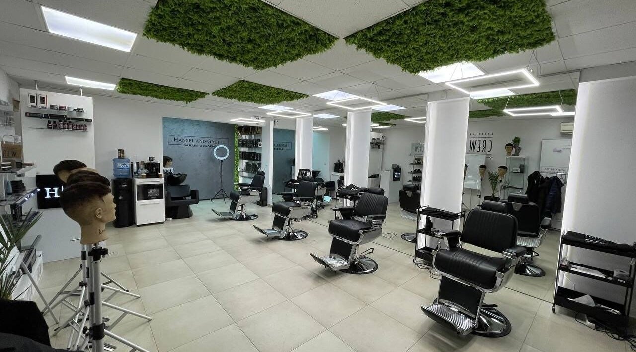 Модерен интериор на Hansel and Gretel Nails & Barber - Vladislav, Varna, Varna, BG с удобни столове.
