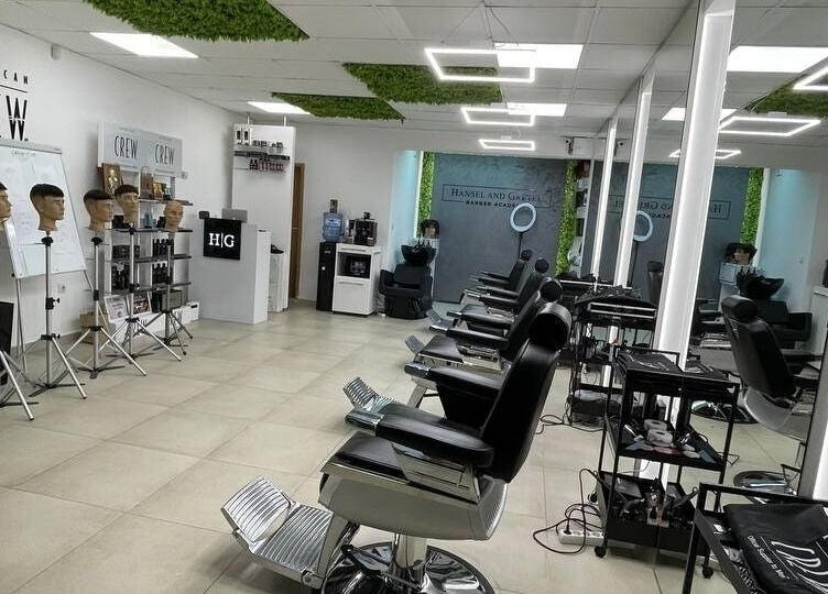 Интериор на Hansel and Gretel Nails & Barber - Vladislav в Varna, Varna, BG със стилни кресла и манекени.