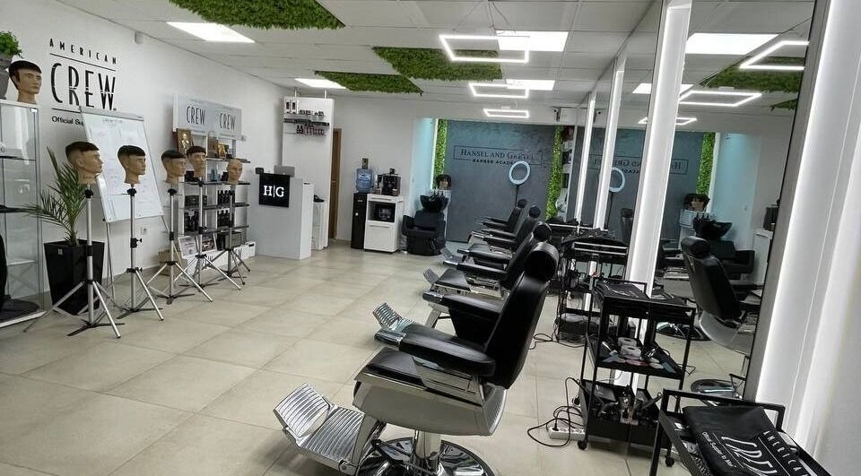Интериор на Hansel and Gretel Nails & Barber - Vladislav в Varna, Varna, BG със стилни кресла и манекени.