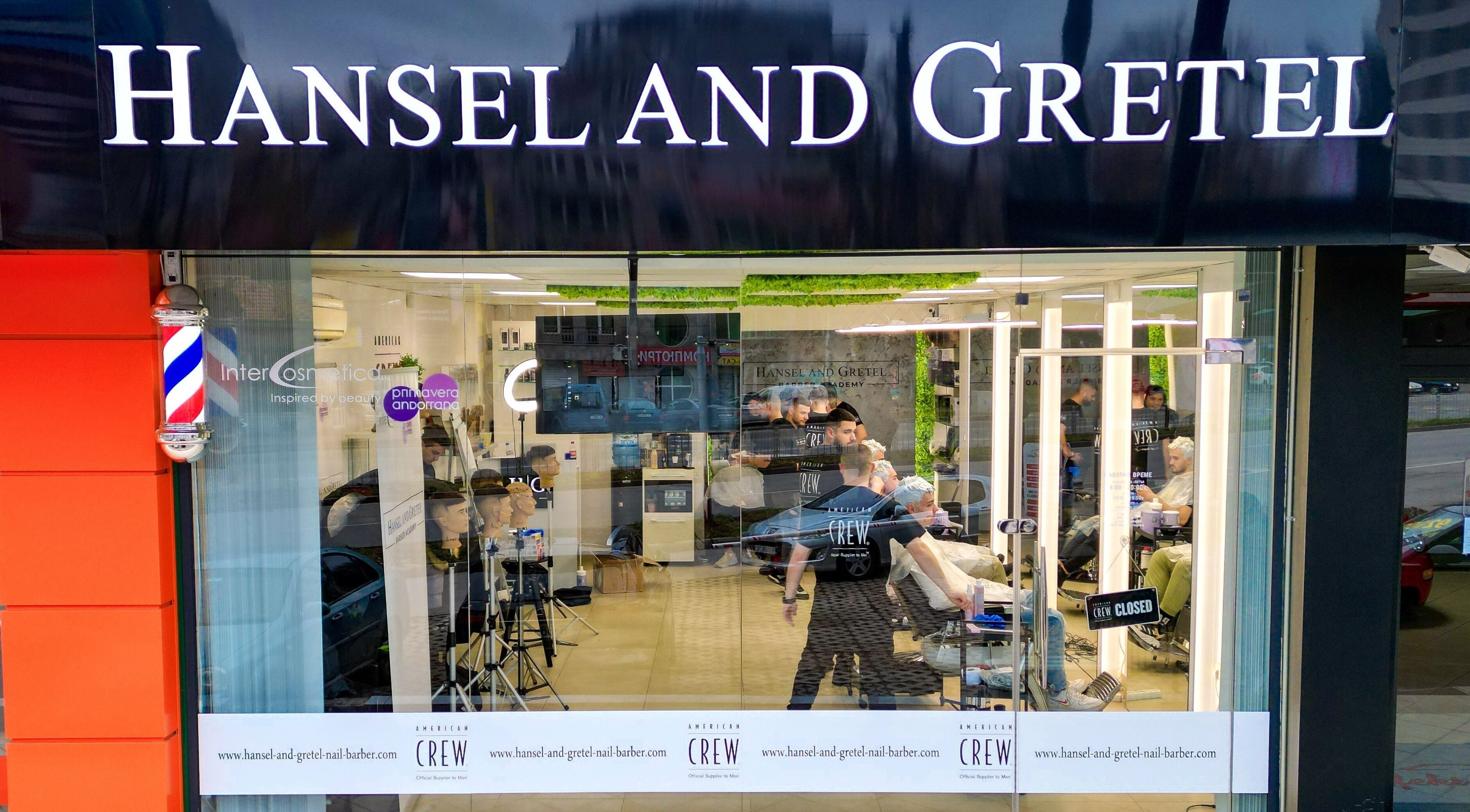 Вход на Hansel and Gretel Nails & Barber - Vladislav във Варна, Варна, BG, показващ оживена атмосфера.