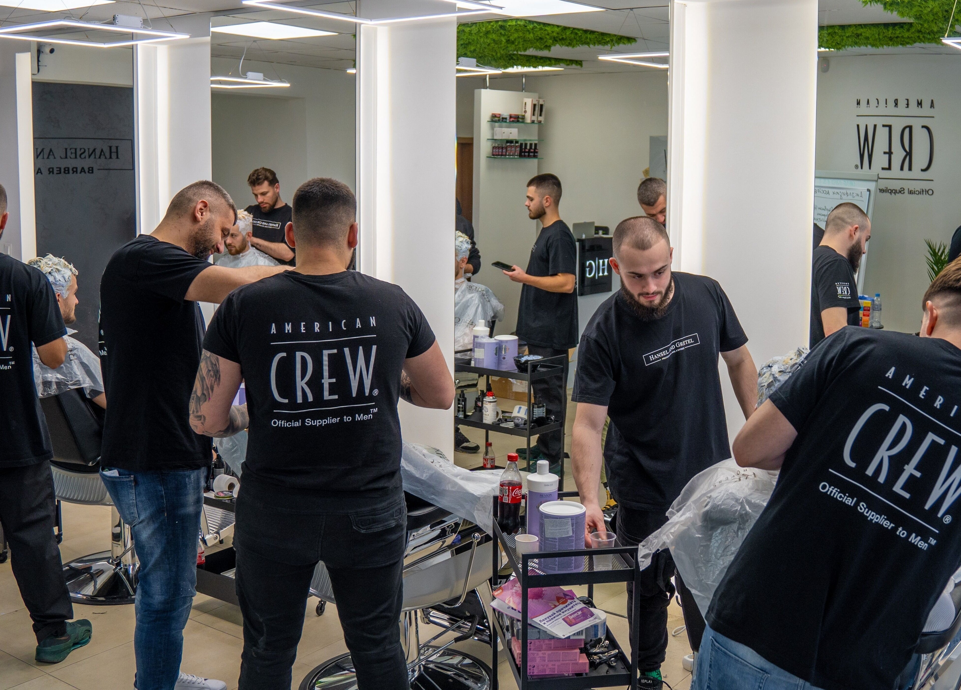 Салонът на Hansel and Gretel Nails & Barber - Vladislav във Варна предлага професионални фризьорски услуги.