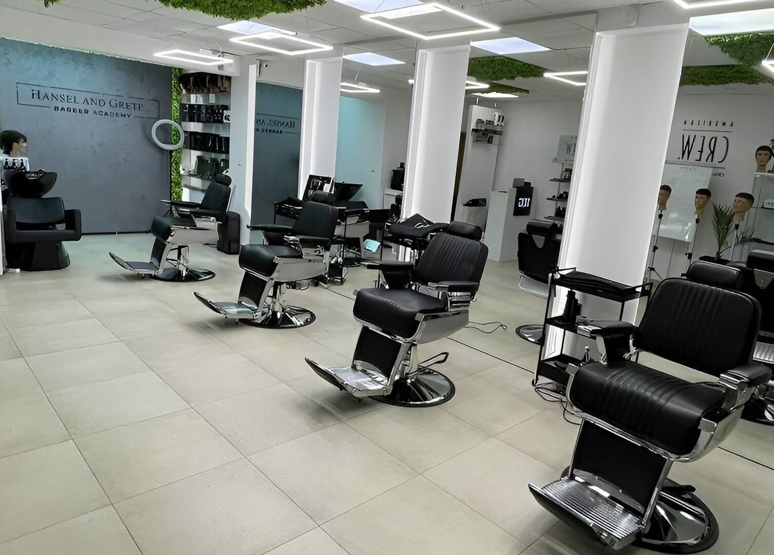 Интериор на Hansel and Gretel Nails & Barber - Vladislav в град Варна, Varna, BG, модерно обзаведен.
