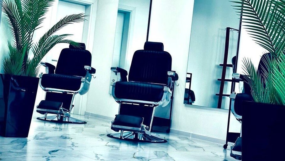 Елегантен бръснарски стол в Hansel and Gretel Nails & Barber - Academy, Варна, Варна, BG.