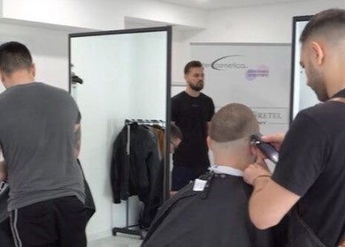 Фризьори работят в Hansel and Gretel Nails & Barber - Academy, Варна, Варна, BG, създаващи съвременни подстрижки.