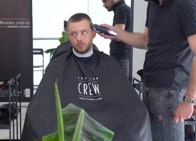 Барбер подстригва клиент в Hansel and Gretel Nails & Barber - Academy, Варна, Варна, BG.