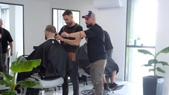 Фризьори в Hansel and Gretel Nails & Barber - Academy, Varna, създават модерна прическа.