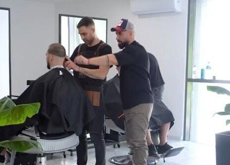 Фризьори в Hansel and Gretel Nails & Barber - Academy, Varna, създават модерна прическа.