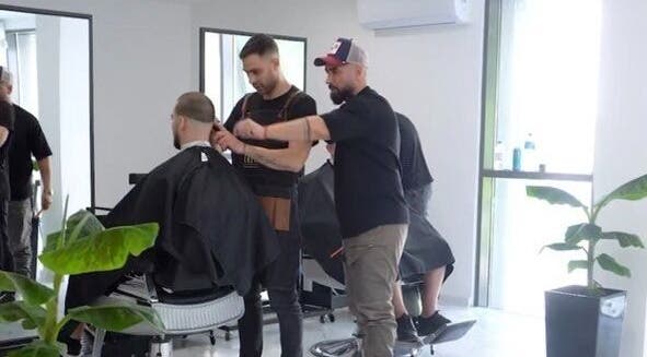 Фризьори в Hansel and Gretel Nails & Barber - Academy, Varna, създават модерна прическа.