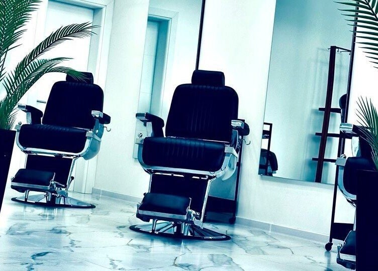 Модерен фризьорски стол в Hansel and Gretel Nails & Barber - Academy, Варна, Варна, BG за стилни прически.