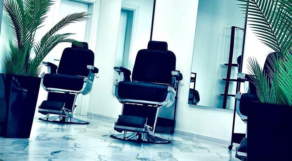 Модерен фризьорски стол в Hansel and Gretel Nails & Barber - Academy, Варна, Варна, BG за стилни прически.