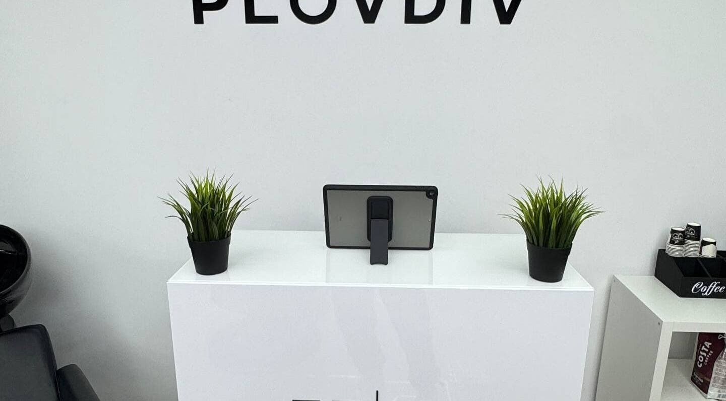 Модерен рецепционен плот в Hansel and Gretel Barber Academy Plovdiv, Plovdiv, BG с растения и таблет.