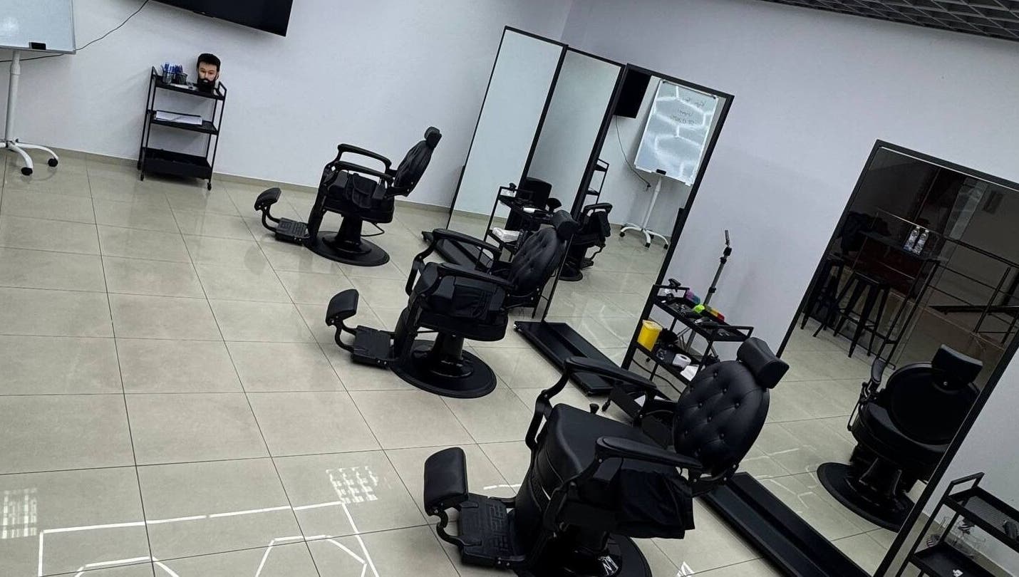 Учебна зала на Hansel and Gretel Barber Academy Plovdiv, Plovdiv, BG с огледала и бръснарски столове.