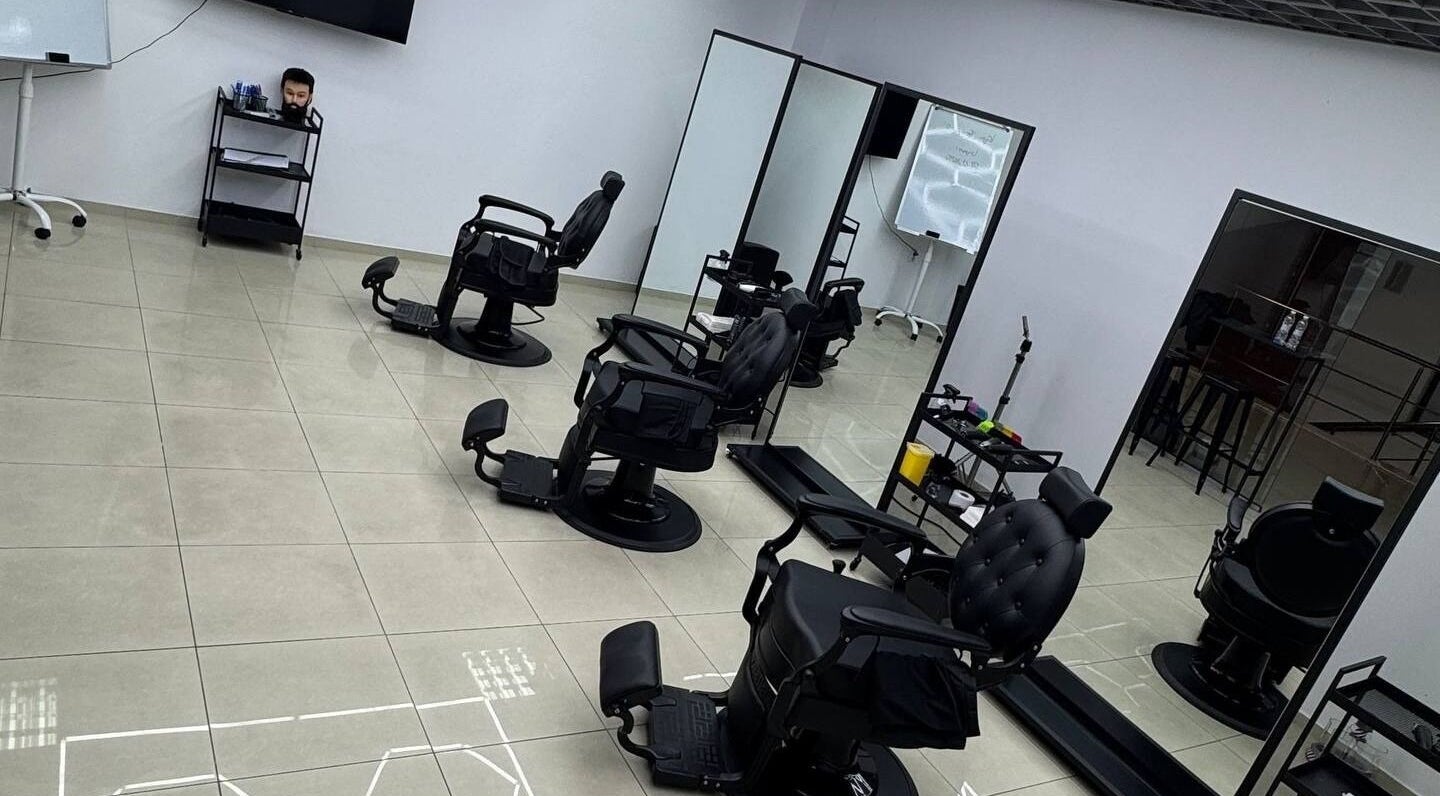 Учебна зала на Hansel and Gretel Barber Academy Plovdiv, Plovdiv, BG с огледала и бръснарски столове.