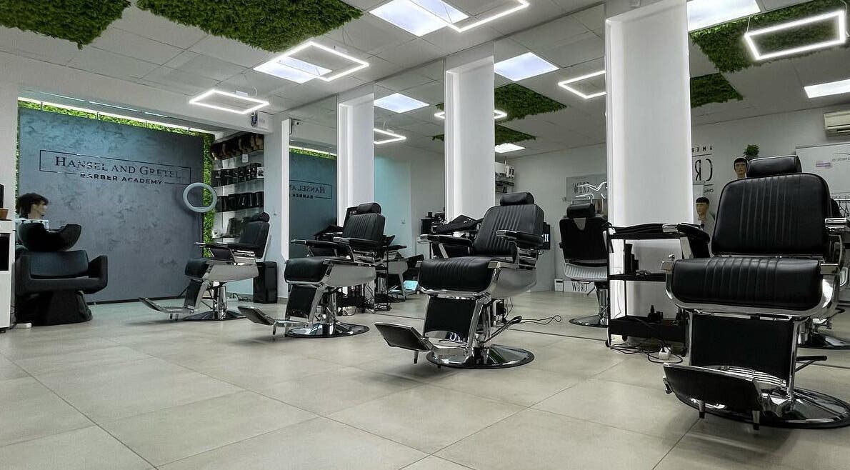 Салон на Hansel and Gretel Barber Plovdiv с модерни столове, Пловдив, Пловдив, BG.