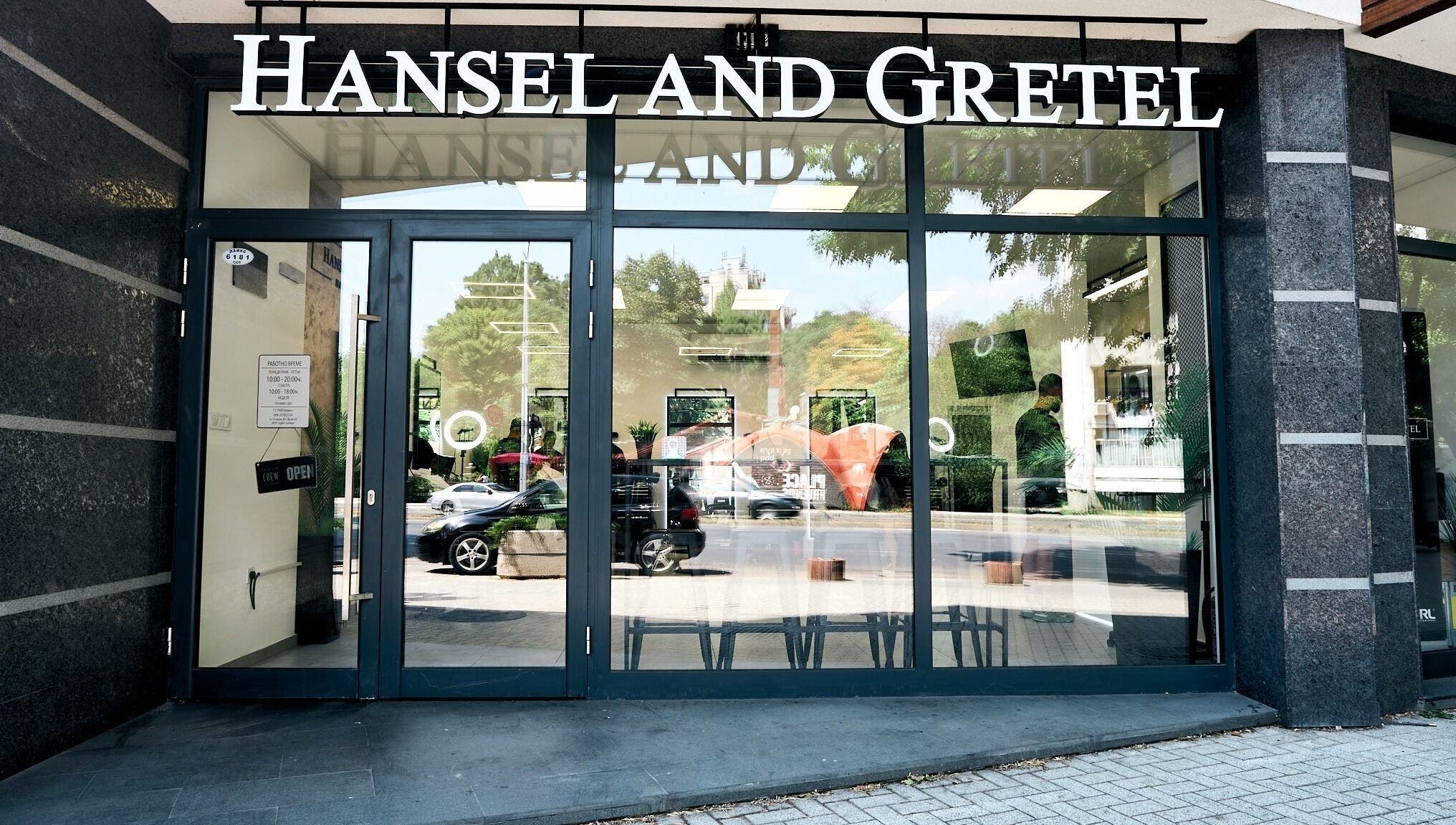 Фасада на Hansel and Gretel Barber Plovdiv в Пловдив, BG, с модерни стъклени врати и табела.