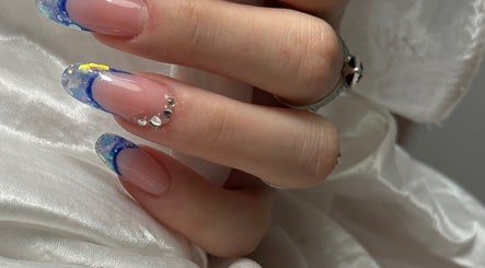 Manicure artistica con gemme e blu a Estetica Giorgia, Caronti, Lazio, IT.