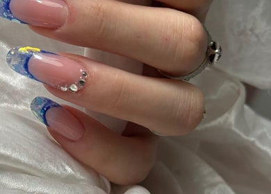 Unghie decorate con glitter e gioielli presso Estetica Giorgia, Caronti, Lazio, IT.