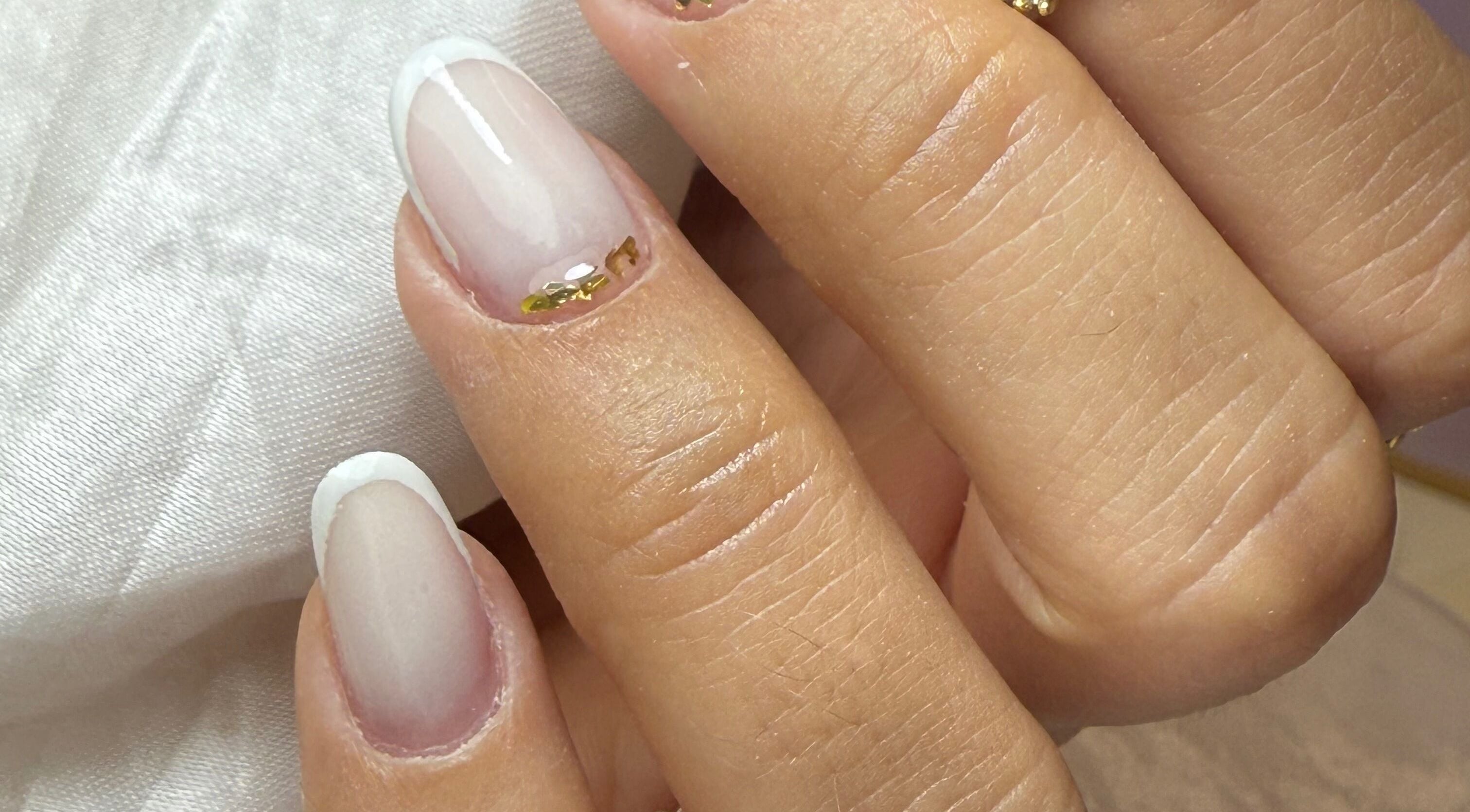 Manicure elegante con accenti dorati presso Estetica Giorgia, Caronti, Lazio, IT.