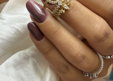 Manicure elegante con unghie marroni presso Estetica Giorgia, Caronti, Lazio, IT.