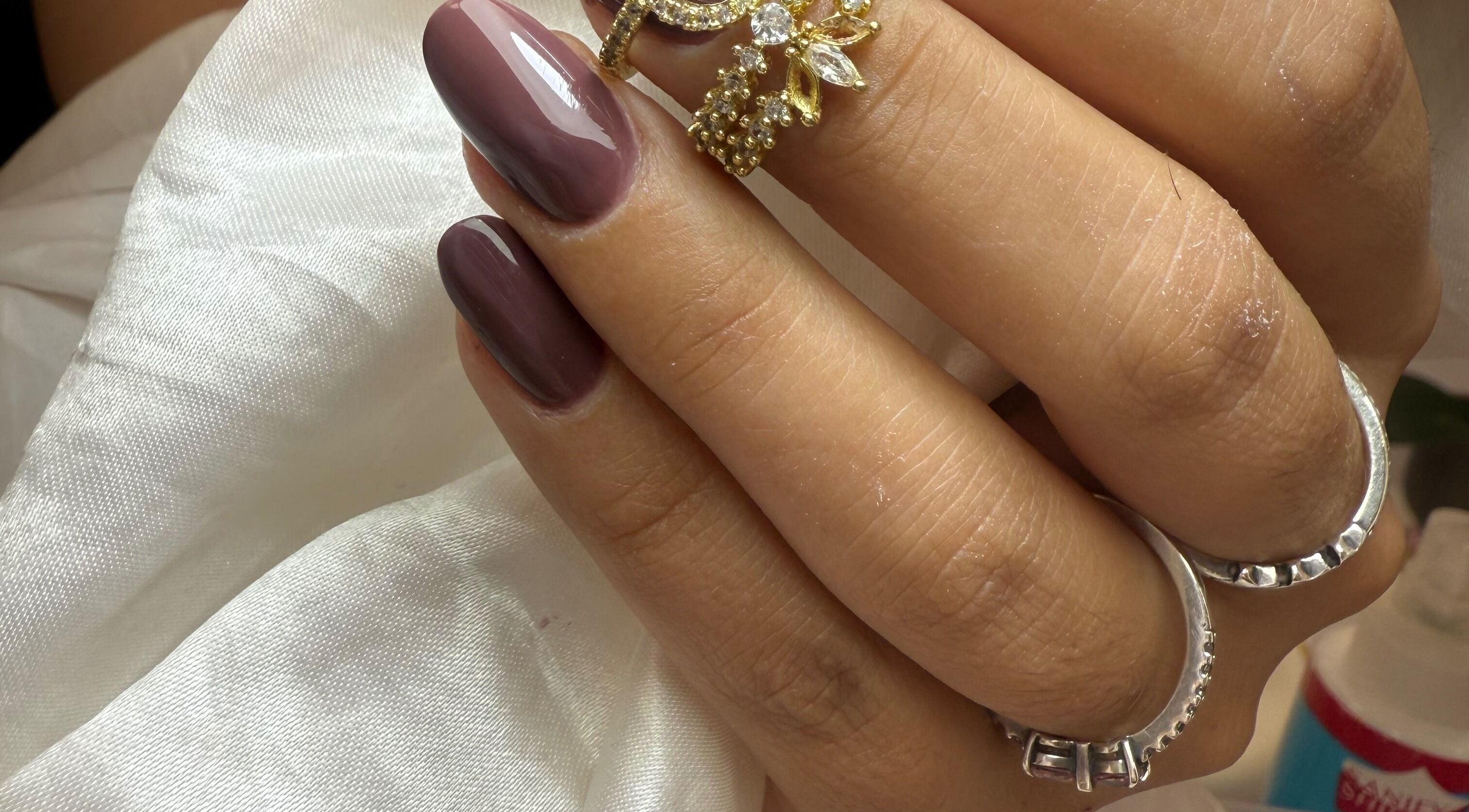 Manicure elegante con unghie marroni presso Estetica Giorgia, Caronti, Lazio, IT.