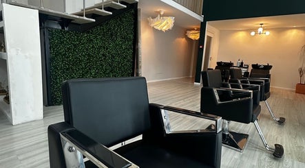 Interior moderno do salão Jaminny Amorim Concept Beauty em Braga, Braga, PT, com cadeiras elegantes e decoração verde.