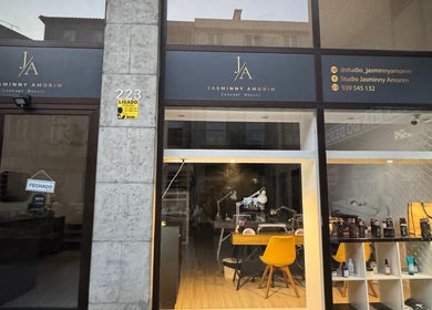 Entrada do Jaminny Amorim Concept Beauty em Braga, Braga, PT, com detalhes modernos e interiores iluminados.