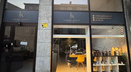 Entrada do Jaminny Amorim Concept Beauty em Braga, Braga, PT, com detalhes modernos e interiores iluminados.