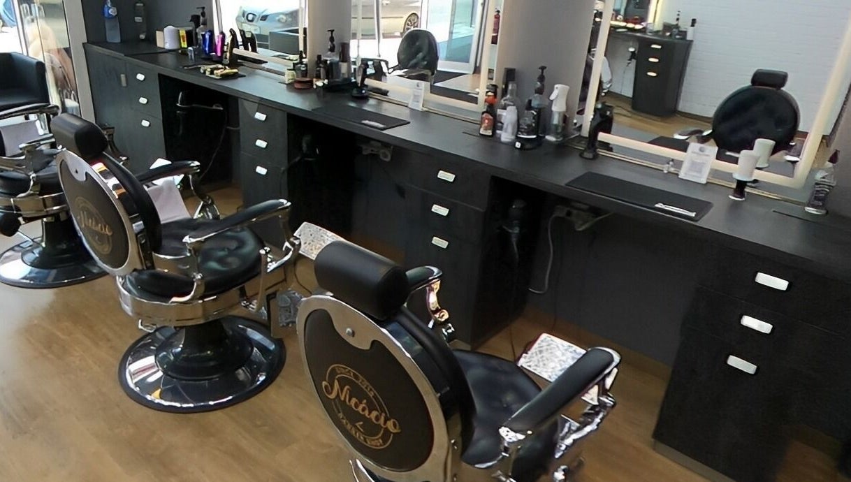 Interior elegante do Nicacio Barber Shop em Braga, Braga, PT, destacando as cadeiras clássicas e o ambiente sofisticado.